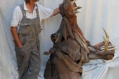 Esculturas-realizadas-con-madera-arrastrada-por-las-aguas