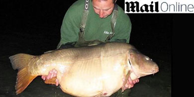 Pescador británico captura una carpa de 45 kilos