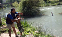 Medio centenar de deportistas participan en el Concurso de Pesca de Trillo