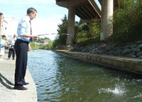 El Diputado General de Bizkaia visita la escuela de pesca de Ugao dirigida a escolares