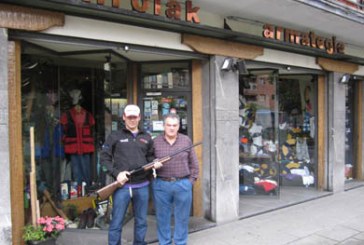 José María Romeo es el ganador de una escopeta Benelli donada por la armería Eizmendi