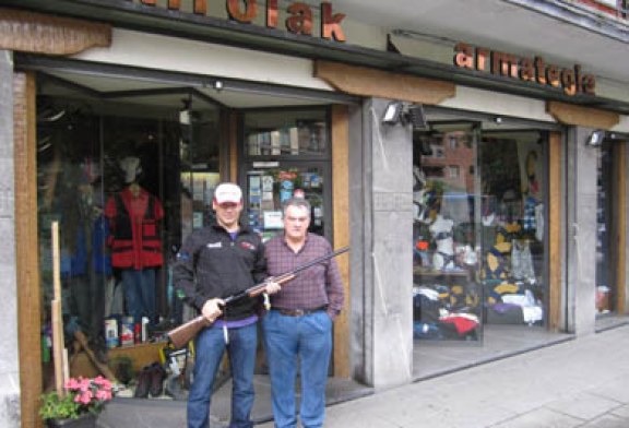 José María Romeo es el ganador de una escopeta Benelli donada por la armería Eizmendi