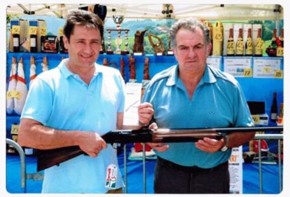 Martín Mendia, ganador del sorteo de una escopeta Benelli realizado el Día del Cazador