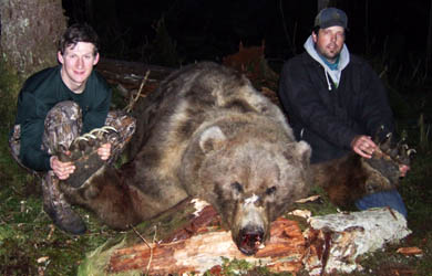 Un oso de 600 kilos sorprende a unos cazadores en Canadá