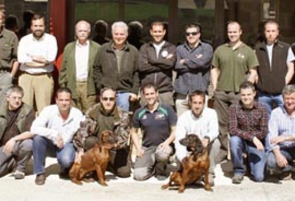 Un curso de rastreo de perros de sangre muestra los entresijos de esta técnica