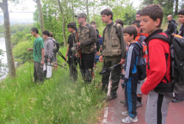 Adecap Gazteak organiza la II Jornada de Pesca para jóvenes en el pantano de Urkulu