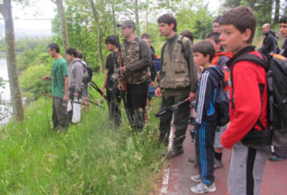 Adecap Gazteak organiza la II Jornada de Pesca para jóvenes en el pantano de Urkulu