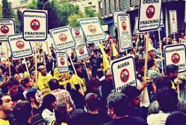 Una multitud rechaza el fracking en las calles de Gasteiz