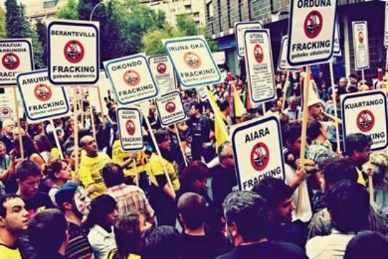 Una multitud rechaza el fracking en las calles de Gasteiz