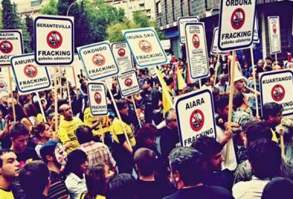 Una multitud rechaza el fracking en las calles de Gasteiz