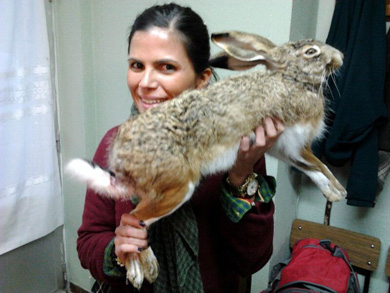 María Asunción capturó en Burgos esta liebre de 7 kilos
