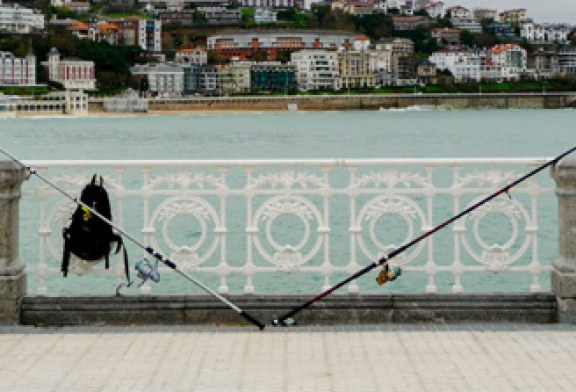 Tres playas de Donostia acogerán una prueba de surf casting por parejas