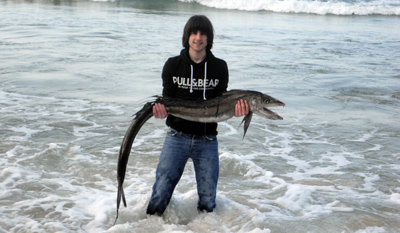 El joven pescador Borja Matas captura en Cue un extraño ejemplar de pez