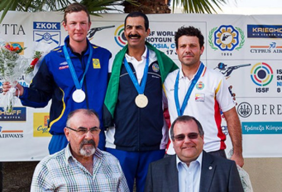 Kako Aramburu se cuelga la medalla de bronce en la Copa del Mundo de skeet