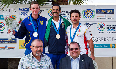 Kako Aramburu se cuelga la medalla de bronce en la Copa del Mundo de skeet