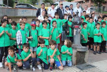 Unas jornadas de iniciación en la pesca de salmónidos reúnen a 120 escolares bizkainos