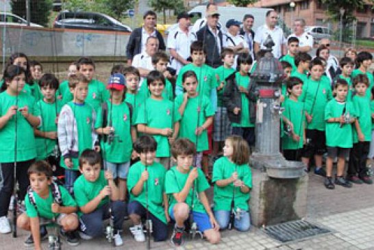 Unas jornadas de iniciación en la pesca de salmónidos reúnen a 120 escolares bizkainos