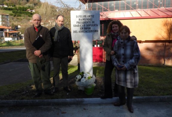 Inauguran en Sopuerta un monolito en homenaje a Felipe Ortiz