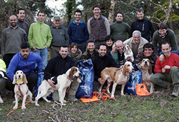 «Kaiser» y Arkaitz Beaskoetxea, primeros en la prueba de perros de rastro celebrada en Sabaiza