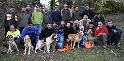 «Kaiser» y Arkaitz Beaskoetxea, primeros en la prueba de perros de rastro celebrada en Sabaiza