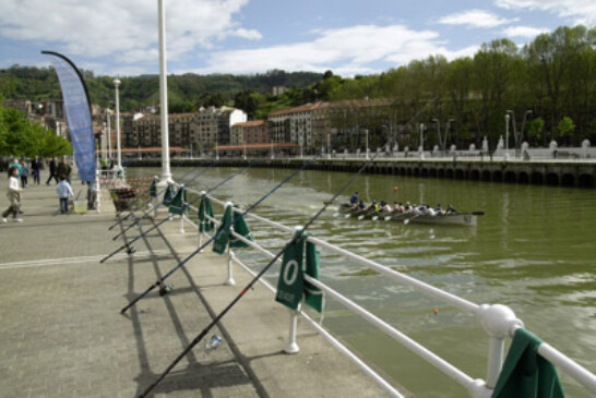 La Escuela de Pesca del Consorcio de Aguas Bilbao-Bizkaia reanuda este domingo la temporada de primavera en el muelle de Ripa