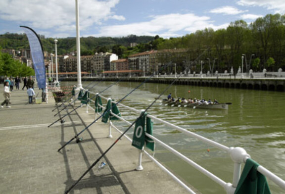 La Escuela de Pesca del Consorcio de Aguas Bilbao-Bizkaia reanuda este domingo la temporada de primavera en el muelle de Ripa