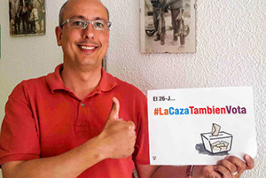 La onc anima a los cazadores a hacerse fotos con el cartel de #lacazatambienvota y a apoyar la campaña en sus redes sociales