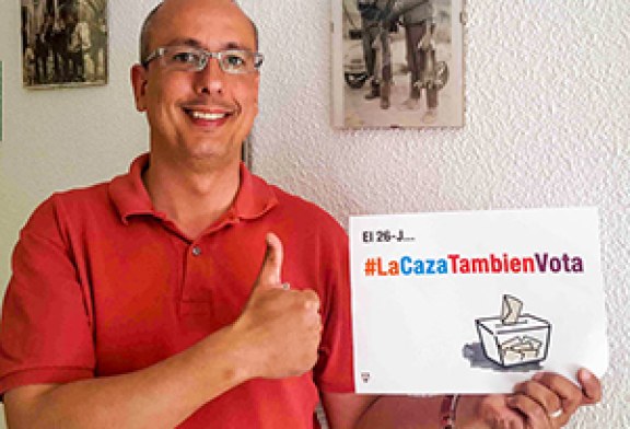 La onc anima a los cazadores a hacerse fotos con el cartel de #lacazatambienvota y a apoyar la campaña en sus redes sociales