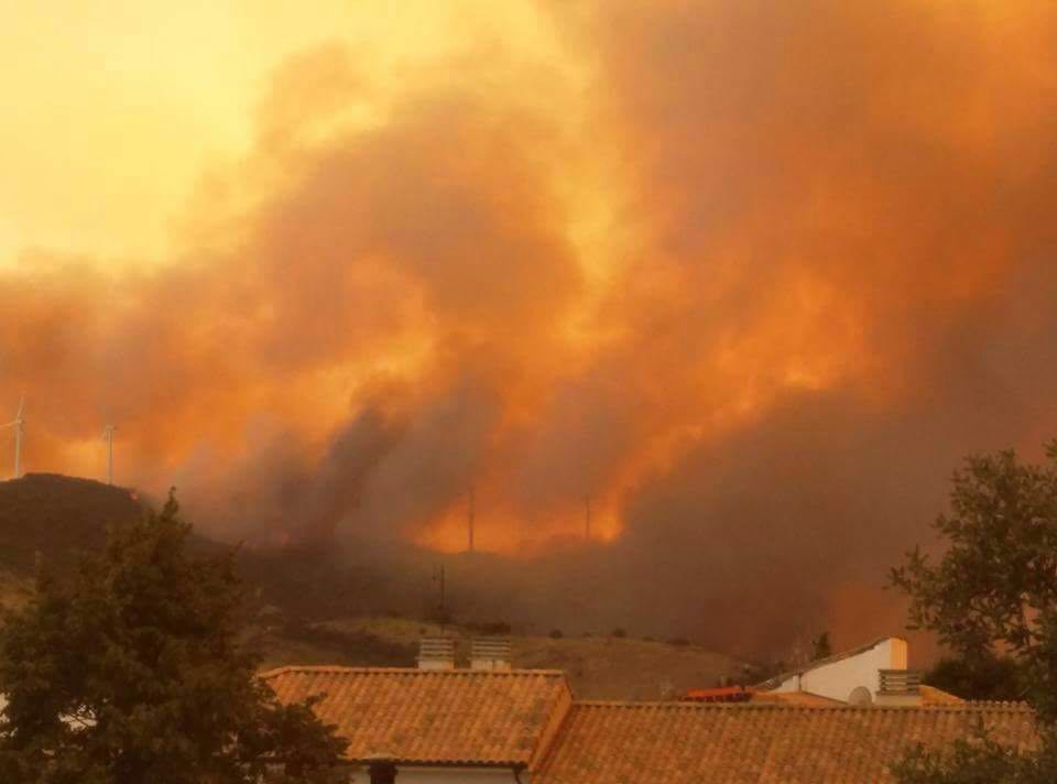 Los bomberos estabilizan el incendio en Navarra, que afecta ya a más de 2.300 hectáreas