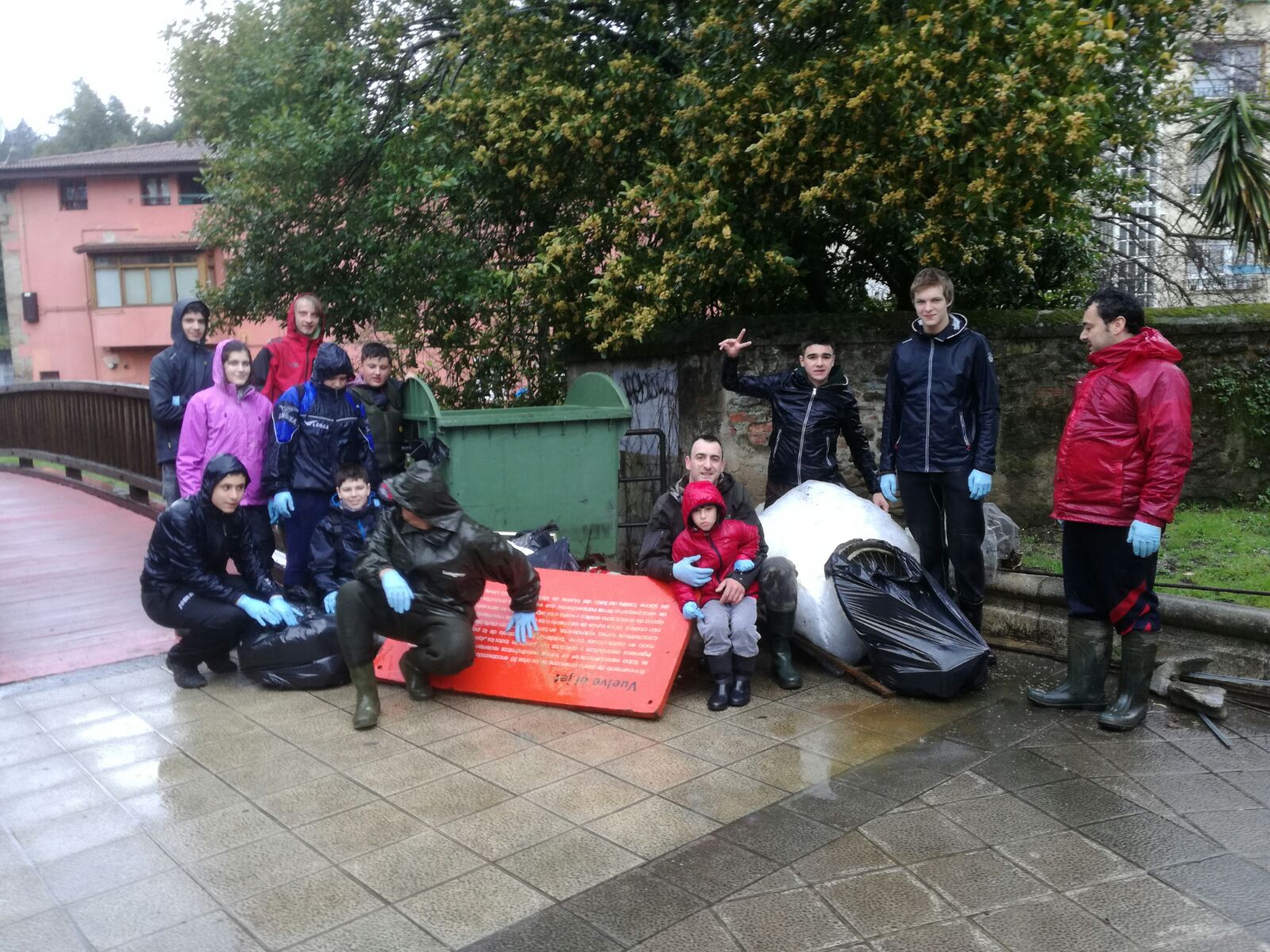 Jóvenes de Adecapgazteak limpian casi una tonelada de basura del rio en Durango