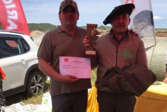 Gustavo Angulo con “Niña” Campeón de Alava de Perros de Rastro