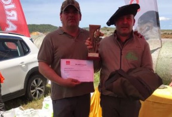 Gustavo Angulo con “Niña” Campeón de Alava de Perros de Rastro