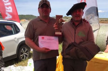 Gustavo Angulo con “Niña” Campeón de Alava de Perros de Rastro