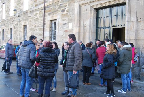 Grupo de congresistas a la entrada a la Hospedería Santa Catalina periodipesca