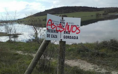 Foto del día: Amenazas a cazadores y pescadores en Alava