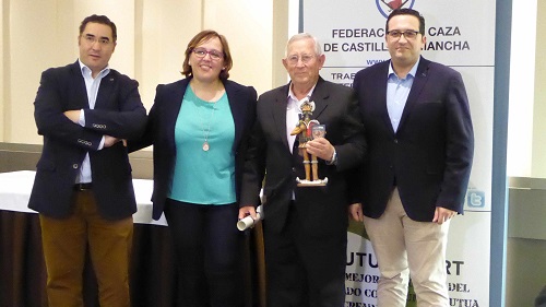 La Federación de Caza de CLM premia a Manuel Aranda Castro con el Quijote Cazador