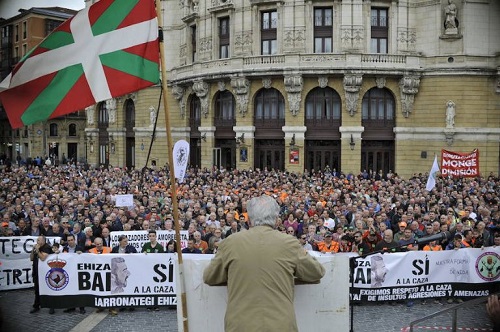 Miles de personas exigen respeto para la caza tradicional en Bilbao