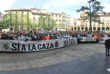 La concentración por la caza de Logroño, llena la Plaza del Mercado