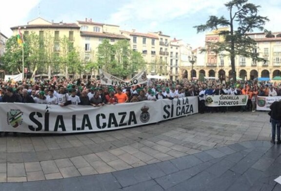 La concentración por la caza de Logroño, llena la Plaza del Mercado
