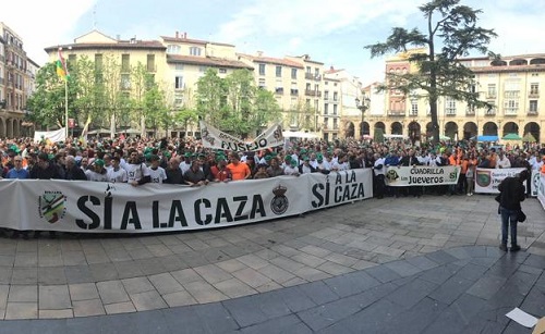 La concentración por la caza de Logroño, llena la Plaza del Mercado