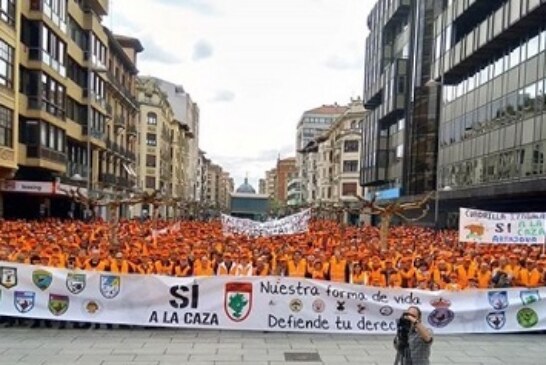 6.000 cazadores tiñen de naranja Pamplona (+galería de fotos y vídeo)