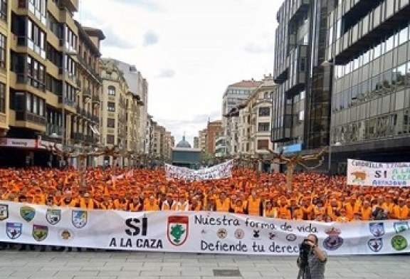 6.000 cazadores tiñen de naranja Pamplona (+galería de fotos y vídeo)