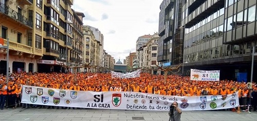 6.000 cazadores tiñen de naranja Pamplona (+galería de fotos y vídeo)