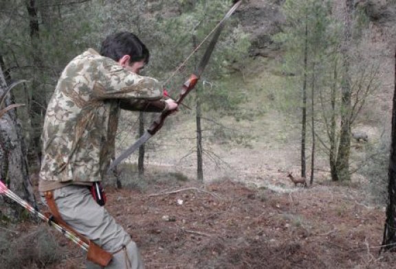 La RFEC presenta a la Intervención Central el ‘carnet de cazador arquero’