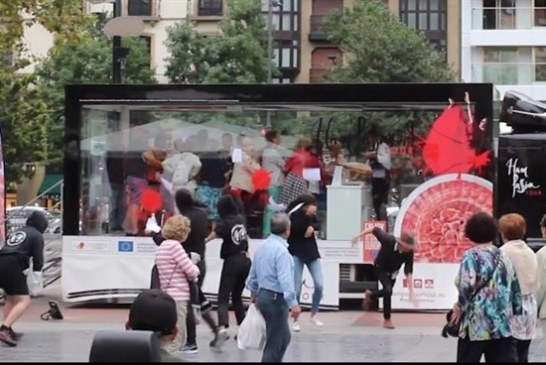 Animalistas atacan en San Sebastián con pintura roja el camión de una iniciativa en favor del jamón