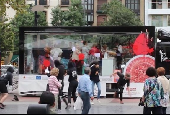 Animalistas atacan en San Sebastián con pintura roja el camión de una iniciativa en favor del jamón