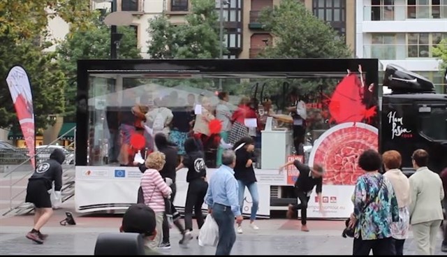 Animalistas atacan en San Sebastián con pintura roja el camión de una iniciativa en favor del jamón