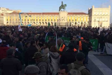 Miles de personas del mundo rural se echan a las calles de Lisboa reclamando respeto a la clase política