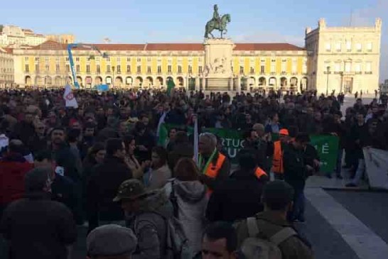 Miles de personas del mundo rural se echan a las calles de Lisboa reclamando respeto a la clase política