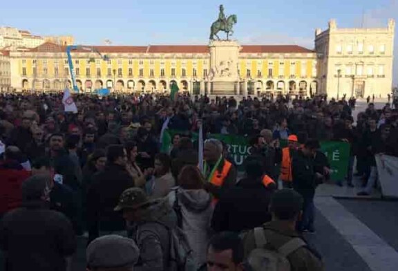 Miles de personas del mundo rural se echan a las calles de Lisboa reclamando respeto a la clase política